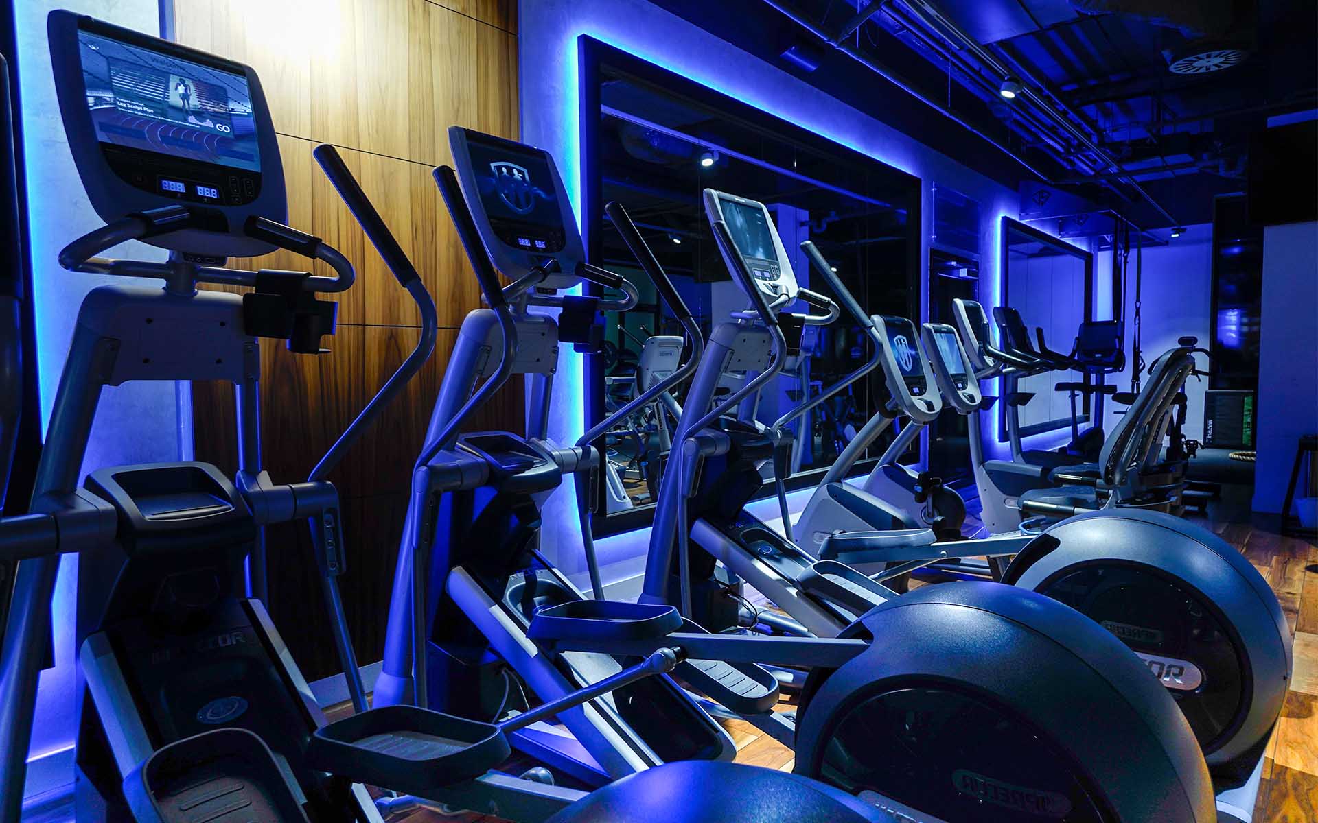 Rząd orbitreków w strefie cardio klubu Quantum Fitness