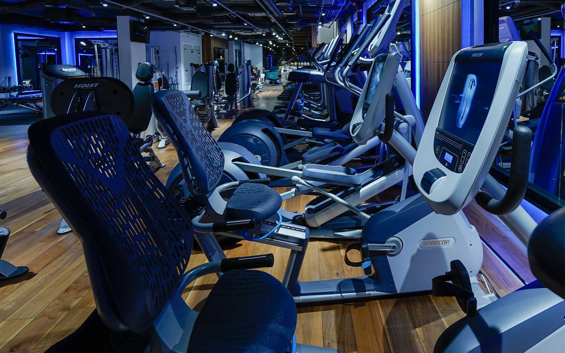 Rowery stacjonarne i sprzęt cardio na parkiecie klubu